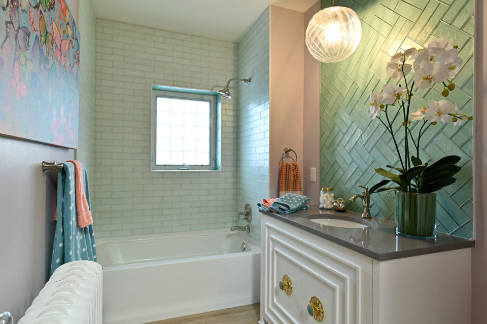 Bargain mansions guest bathroom