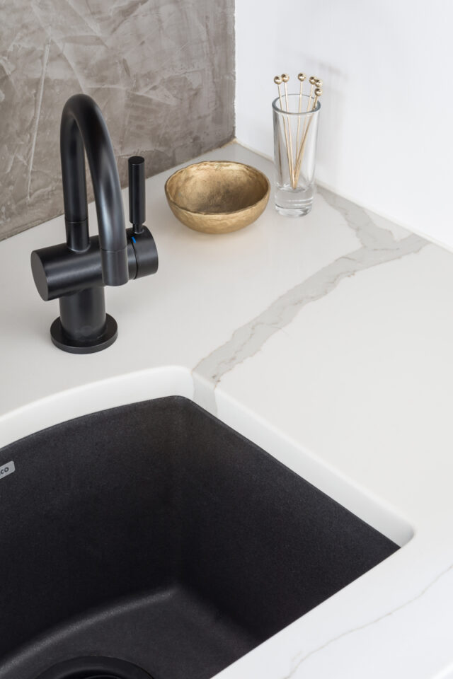 calacatta halo quartz countertops
